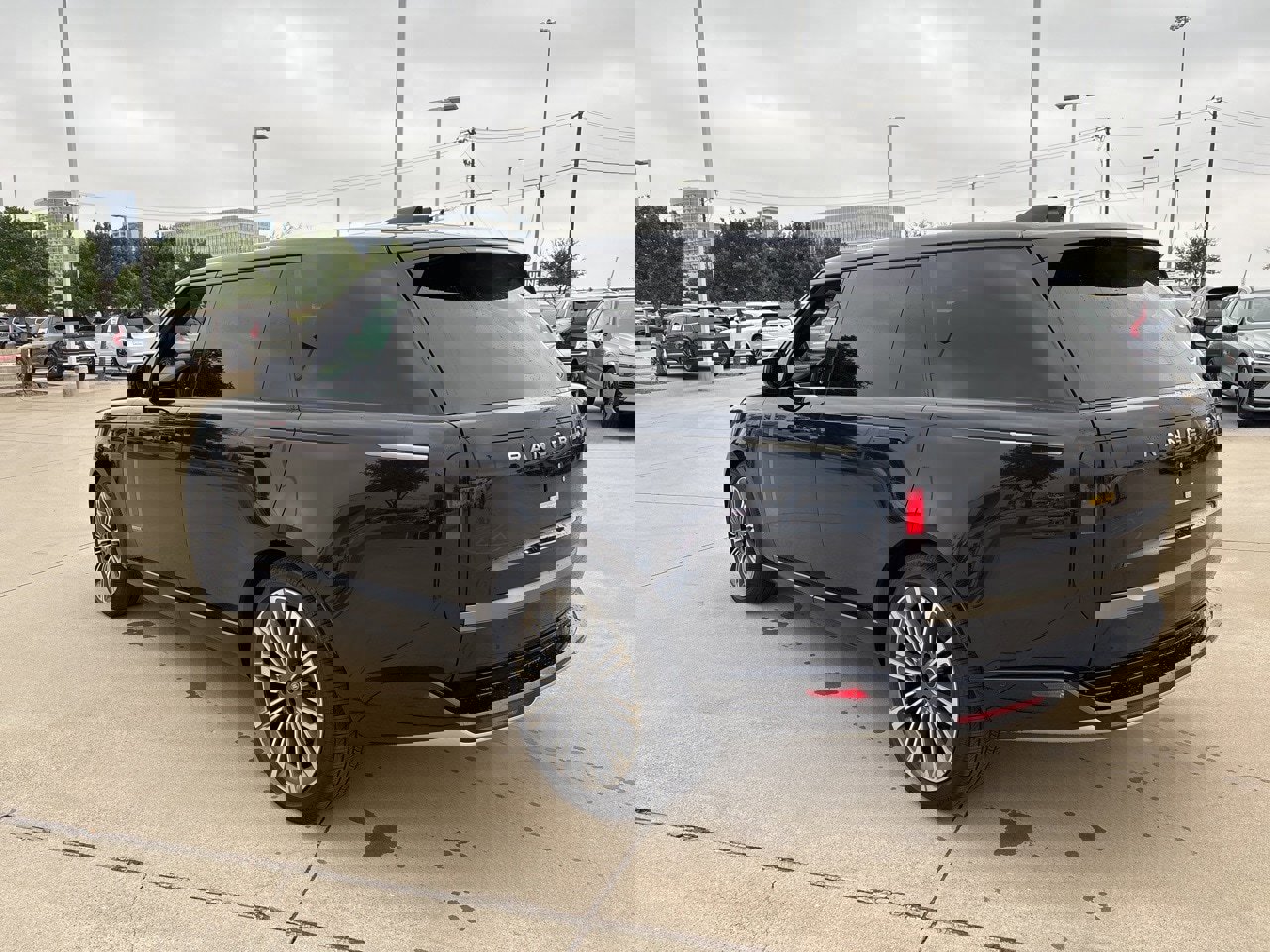 Used 2025 Land Rover Range Rover Long Wheelbase Autobiography image 5