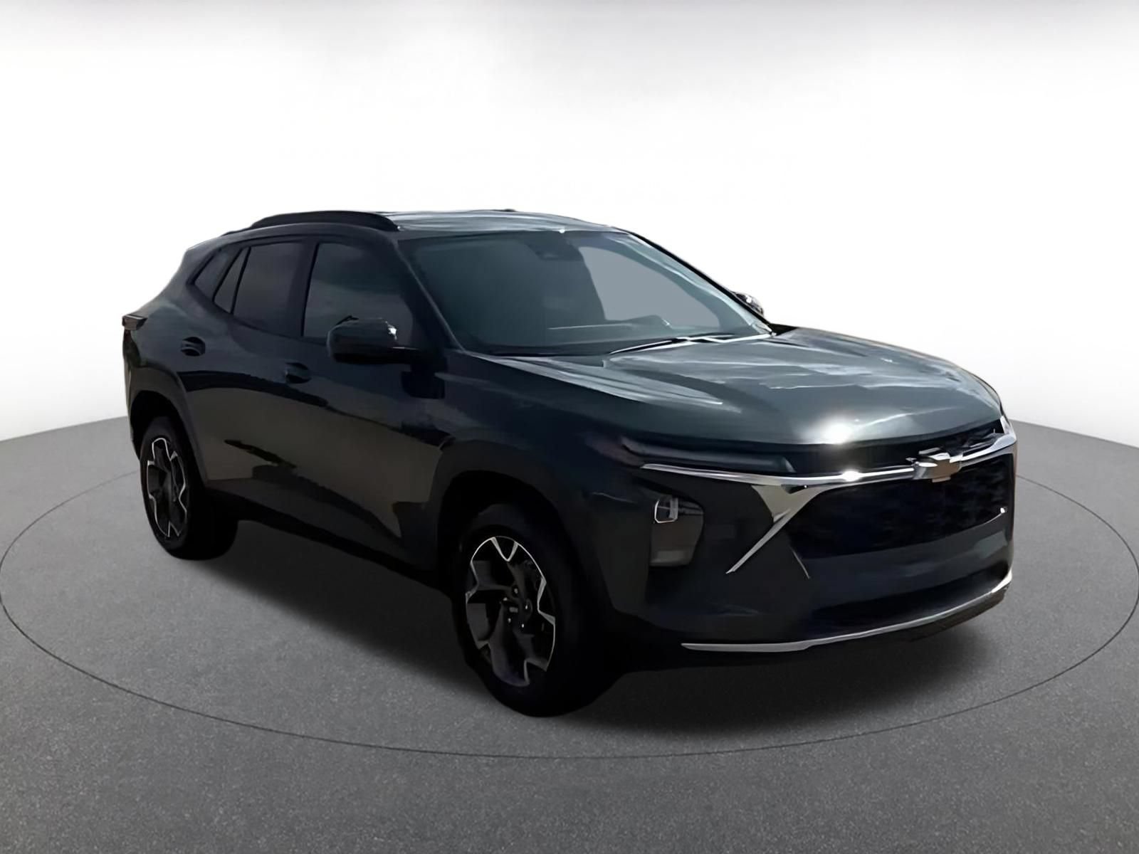 Used 2025 Chevrolet Trax LT w/ LT Convenience Package FWD image 2