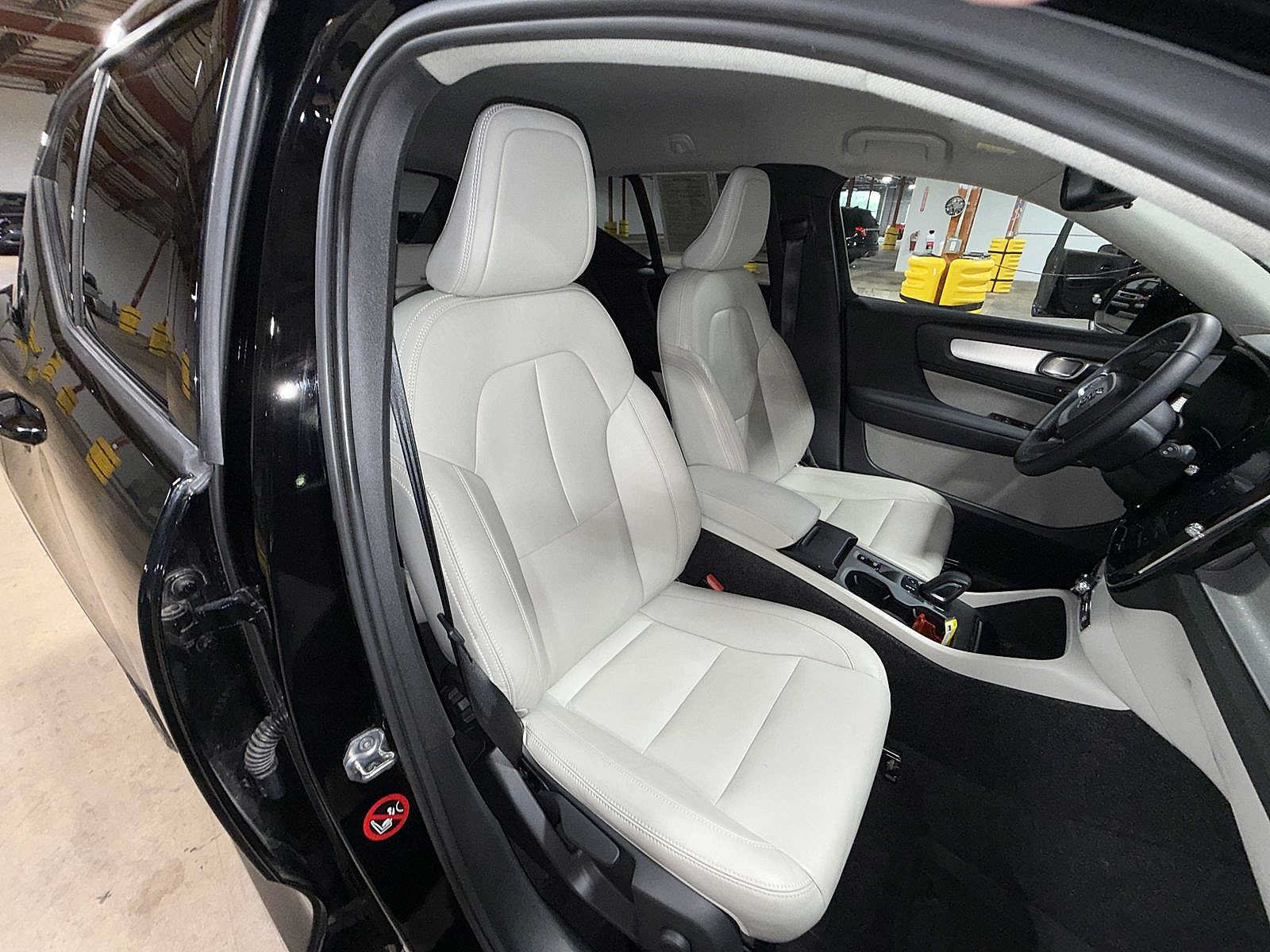 Used 2019 Volvo XC40 T4 Momentum FWD image 16