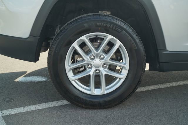 Used 2024 Jeep Grand Cherokee Laredo X image 43