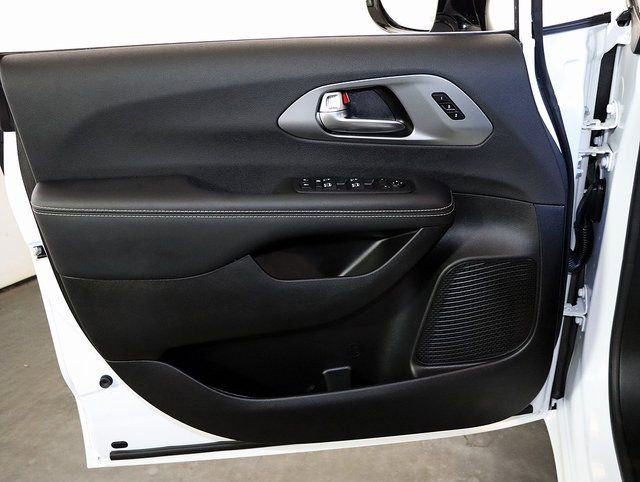 Used 2026 Chrysler Pacifica Select image 21