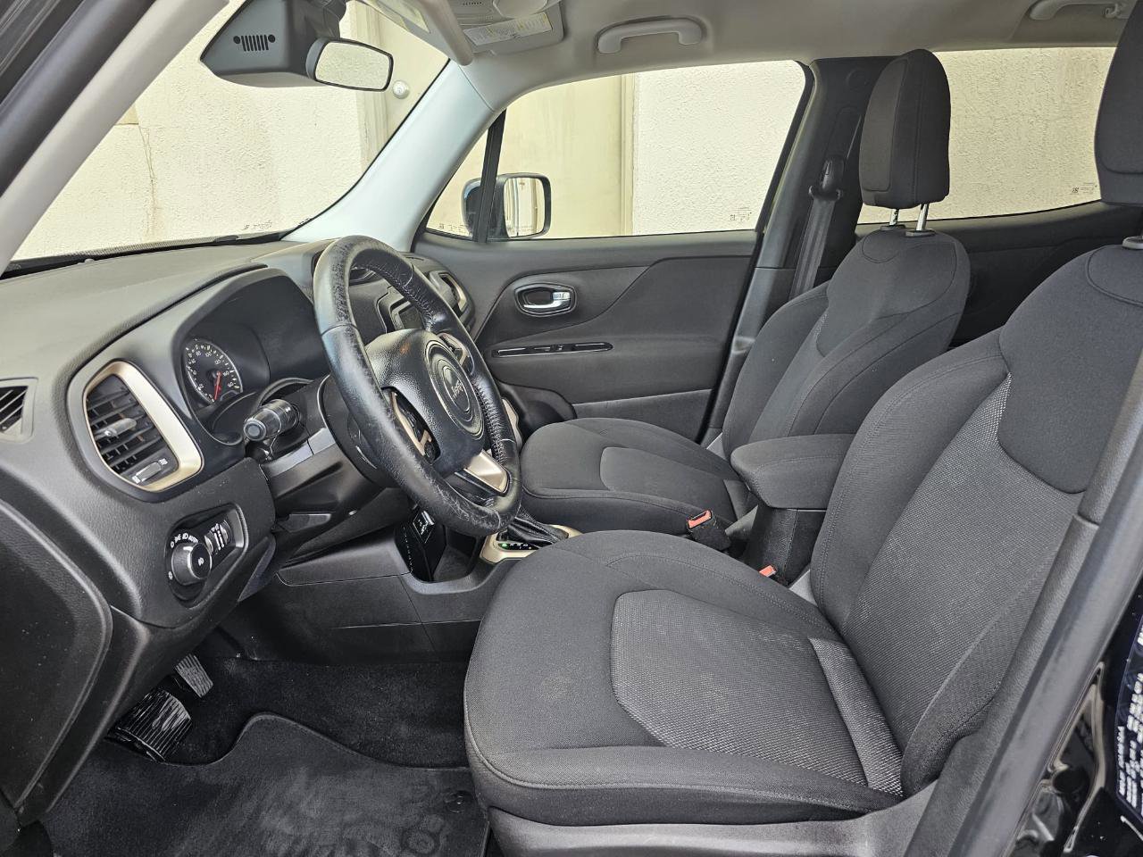 Used 2015 Jeep Renegade Latitude image 23