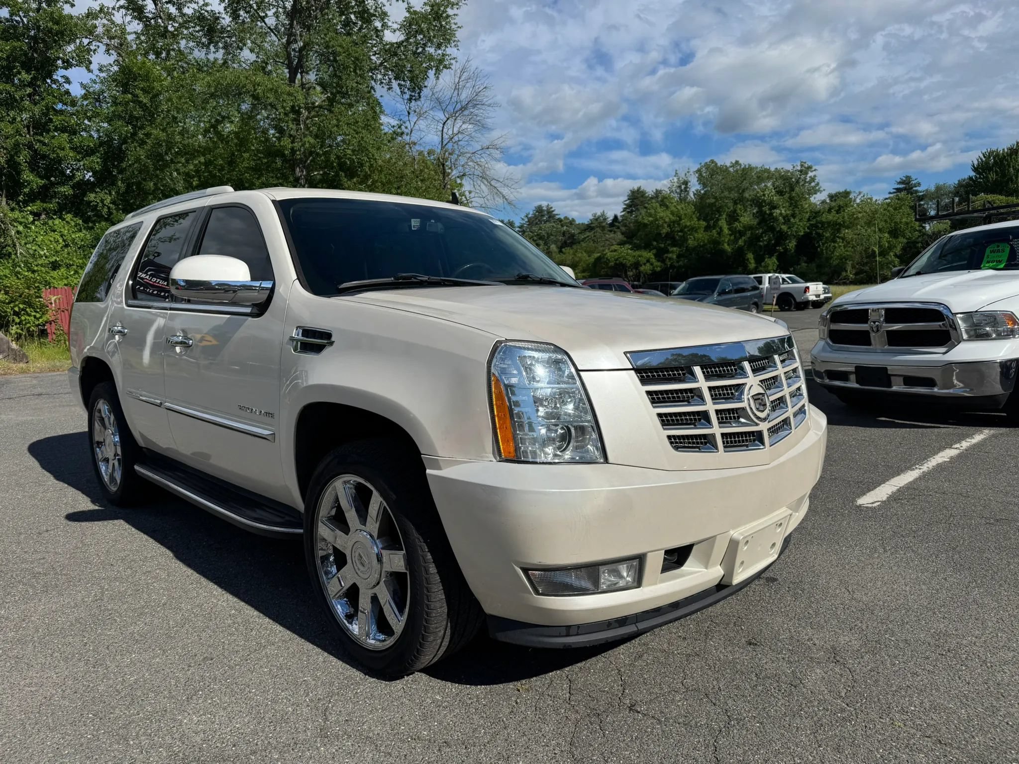Used 2011 Cadillac Escalade Luxury AWD/4WD image 1