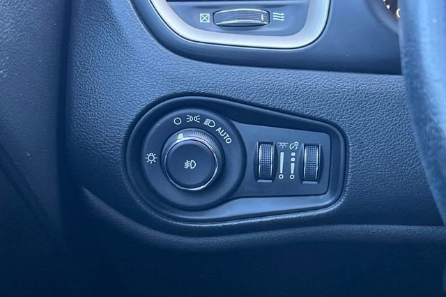 Used 2017 Jeep Renegade Limited image 37