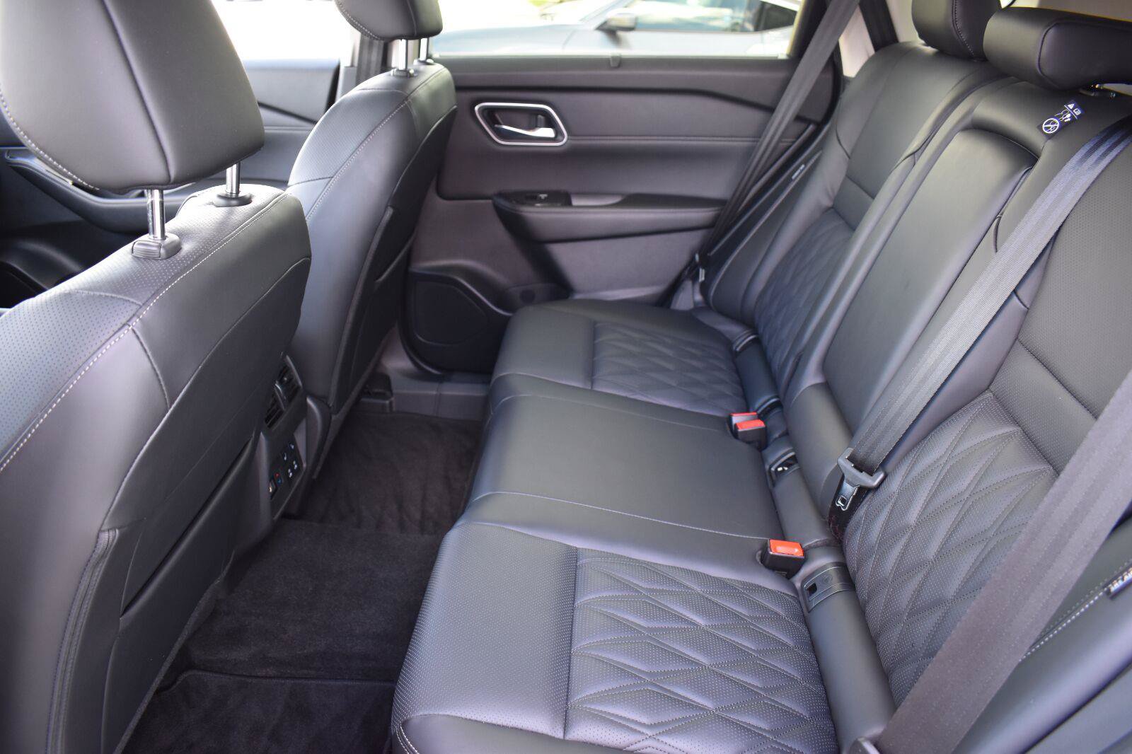 Used 2025 Nissan Rogue Platinum w/ Platinum Premium Package FWD image 51