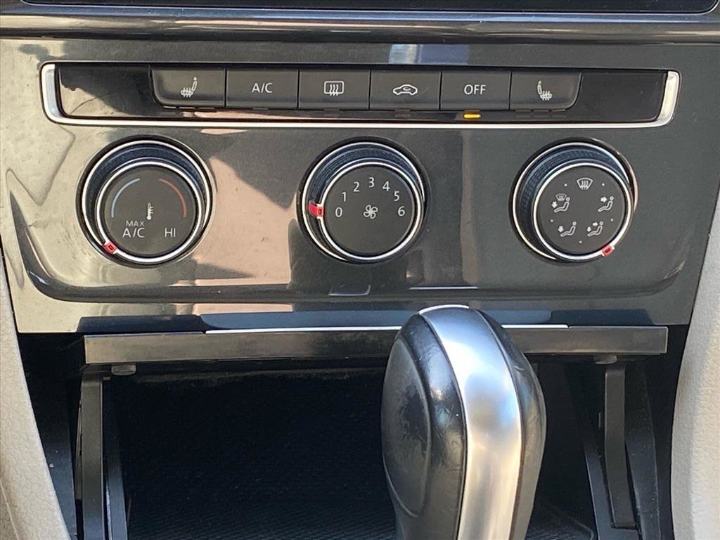 Used 2019 Volkswagen Golf SE image 10