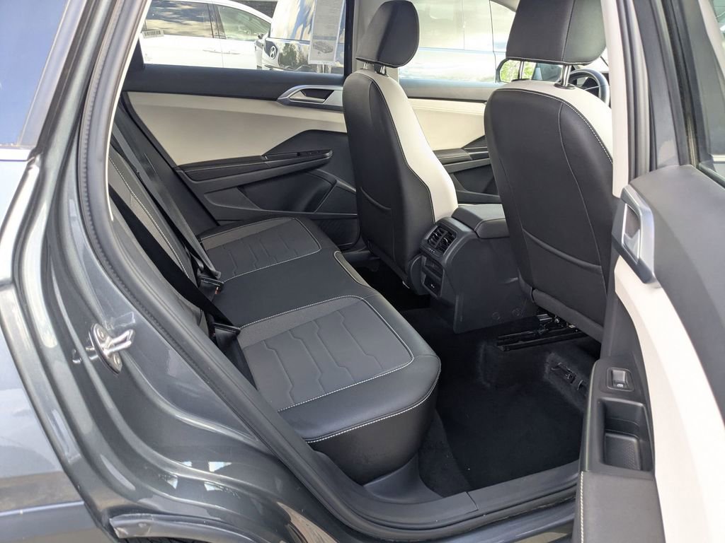 Used 2025 Volkswagen Taos SE AWD/4WD image 28