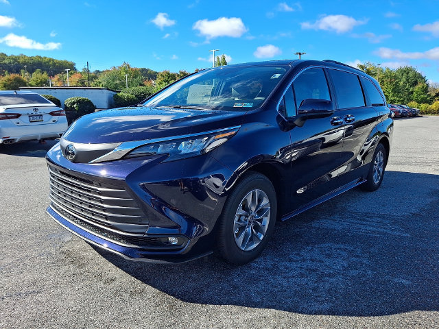 New 2026 Toyota Sienna XLE AWD/4WD image 2
