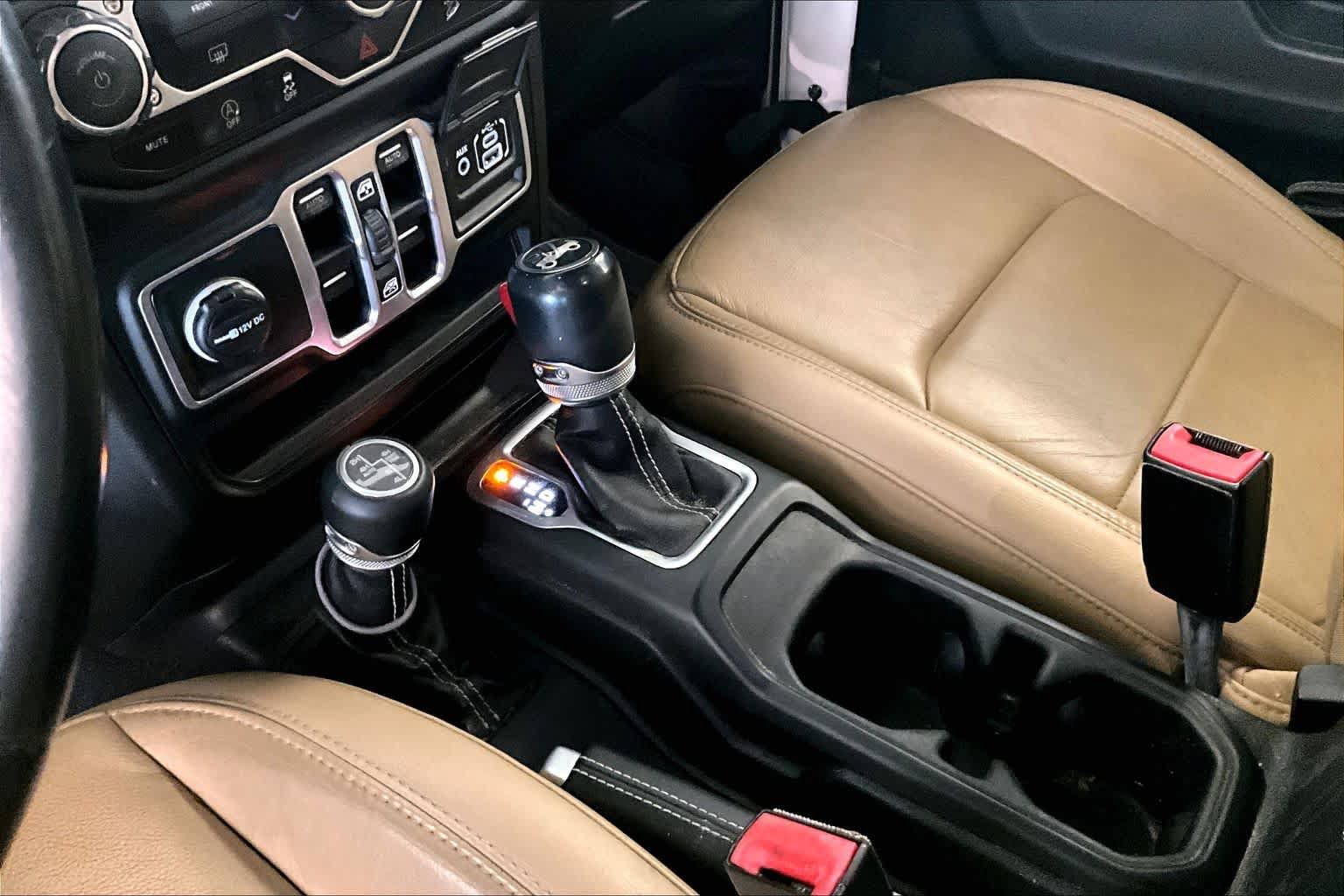 Used 2018 Jeep Wrangler Unlimited Sahara w/ LED Lighting Group AWD/4WD image 14