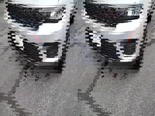 New 2025 Jeep Grand Cherokee Altitude image 15