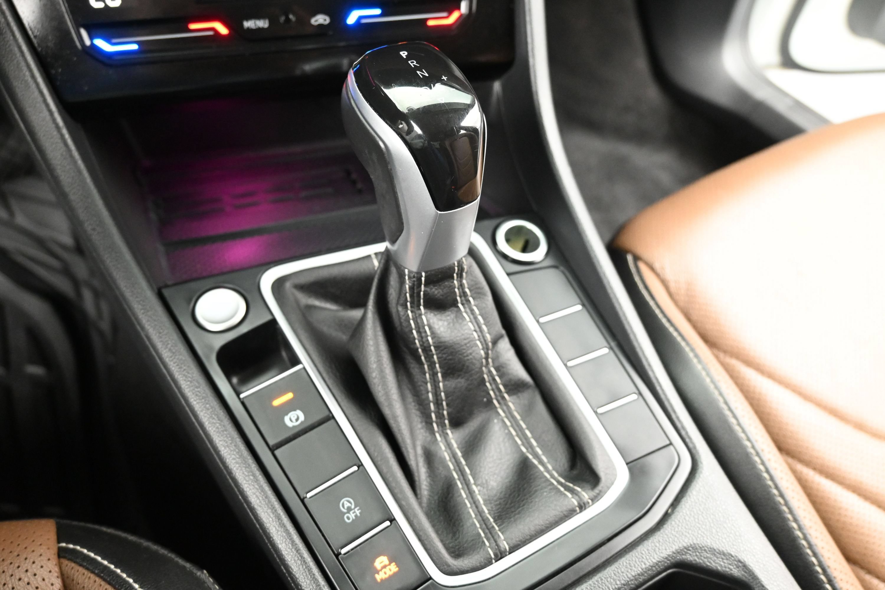 Used 2025 Volkswagen Jetta SEL FWD image 18