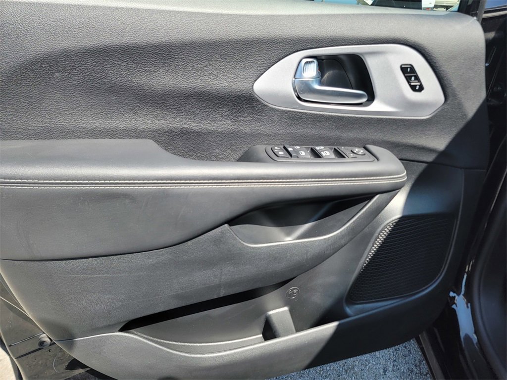 New 2024 Chrysler Pacifica Touring-L w/ S Appearance Package image 8