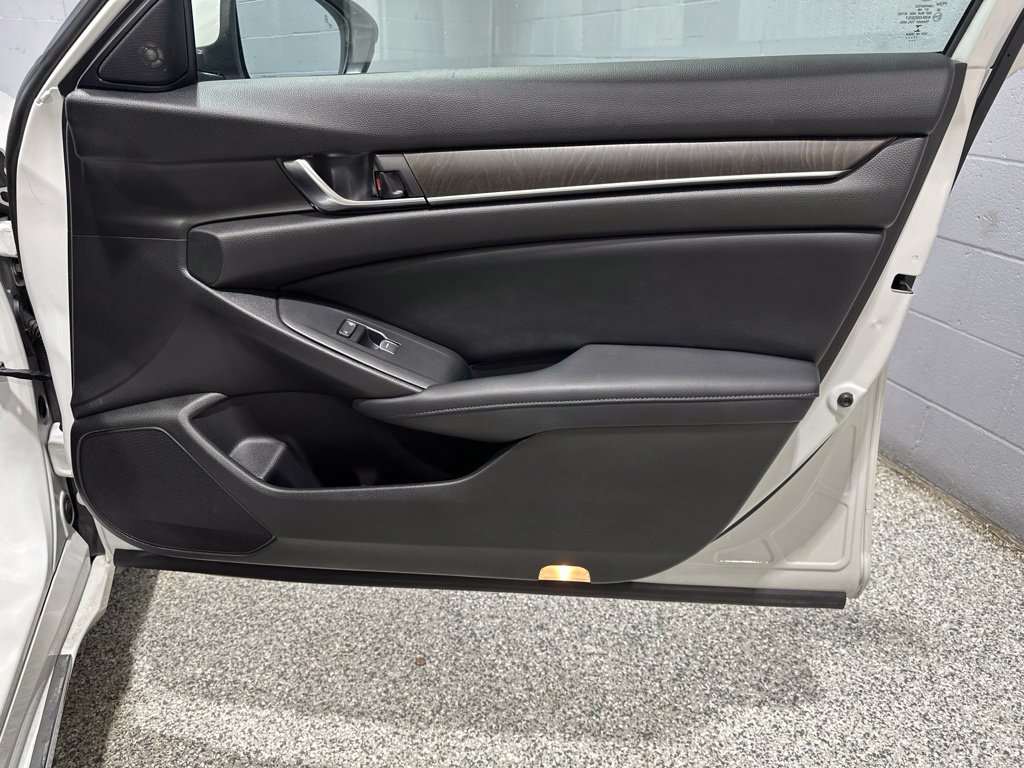 Used 2018 Honda Accord Touring image 16