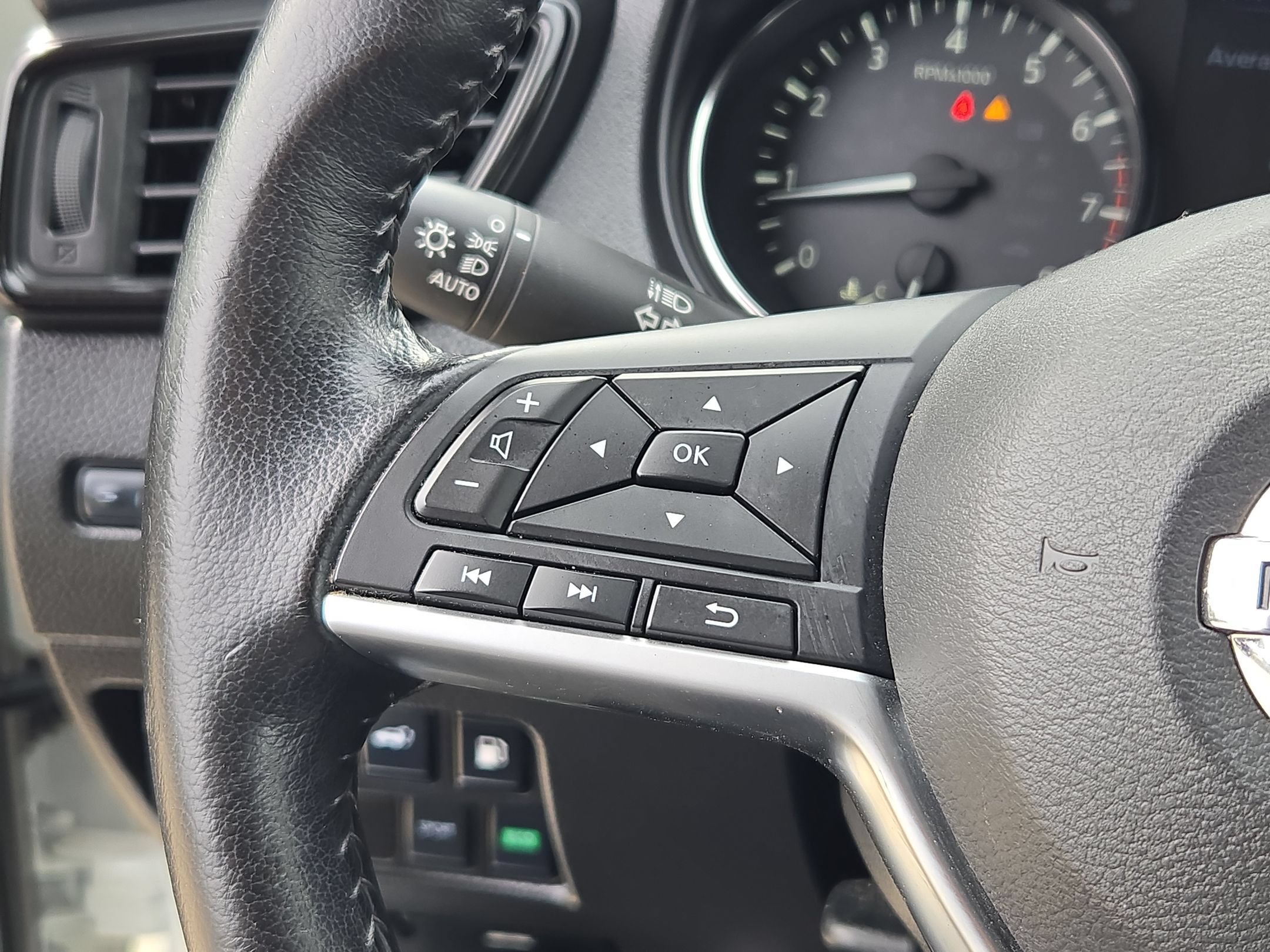Used 2020 Nissan Rogue SV FWD image 22