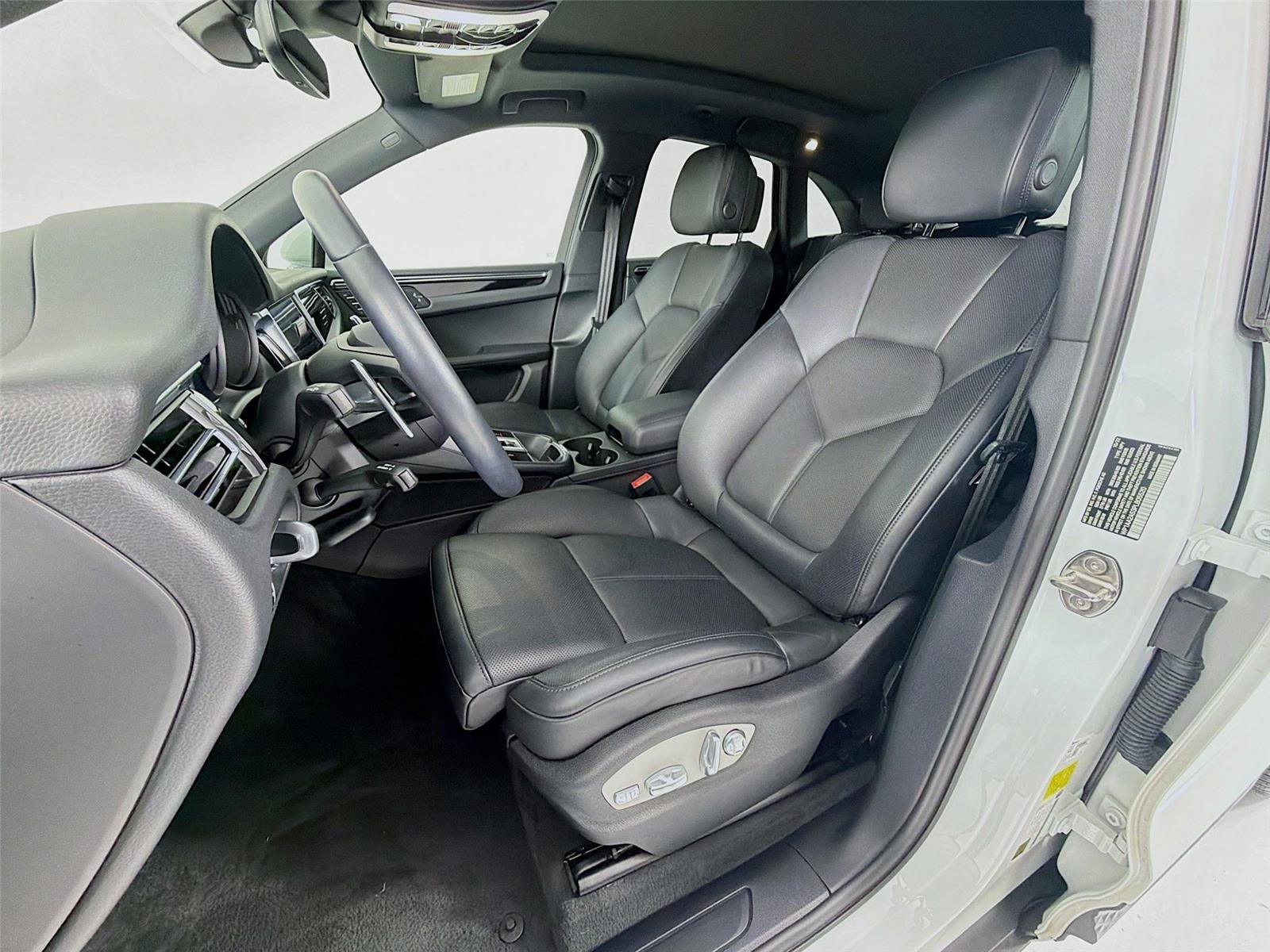Certified 2023 Porsche Macan AWD/4WD image 5