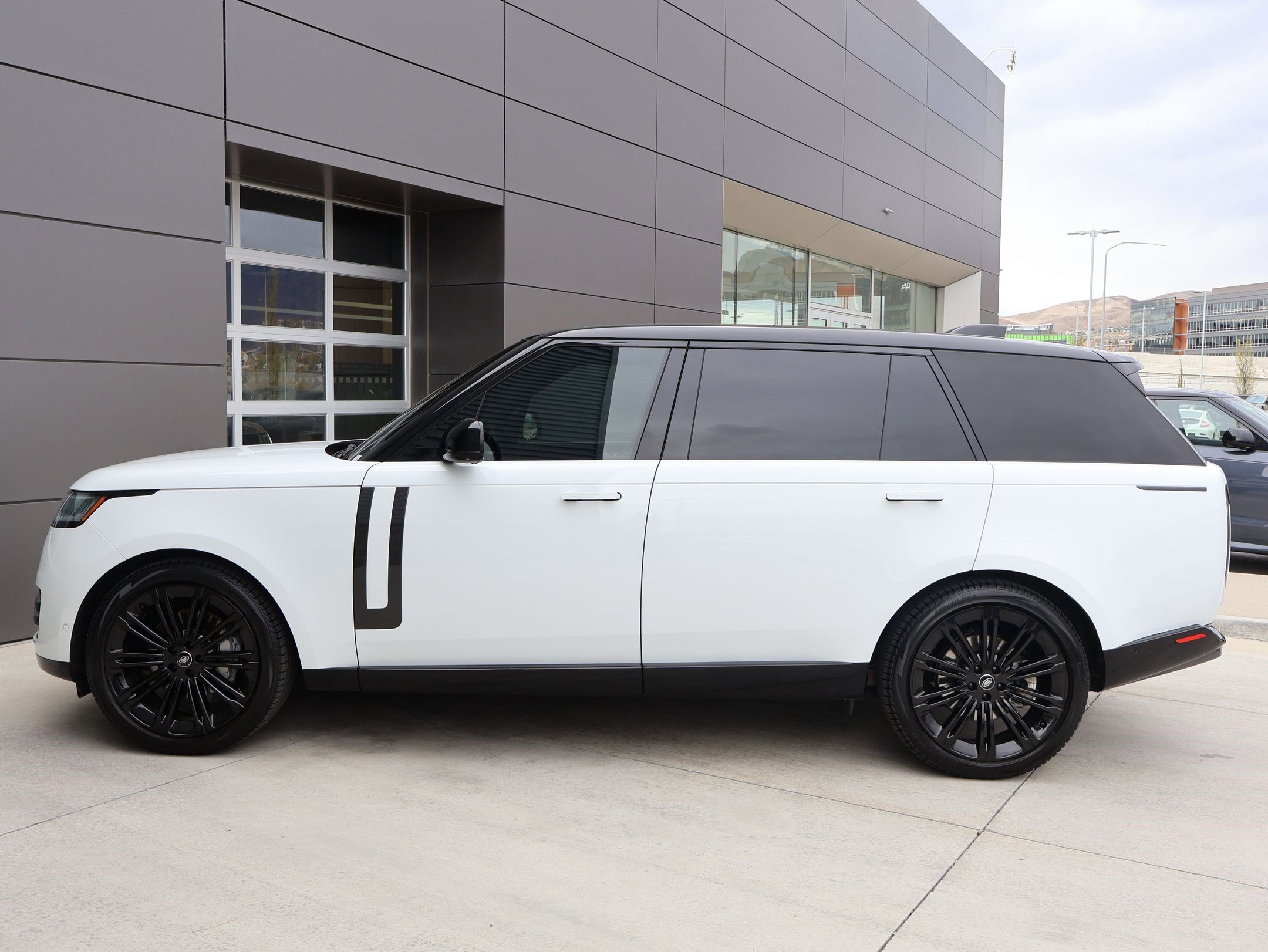 Certified 2024 Land Rover Range Rover Long Wheelbase SE image 11