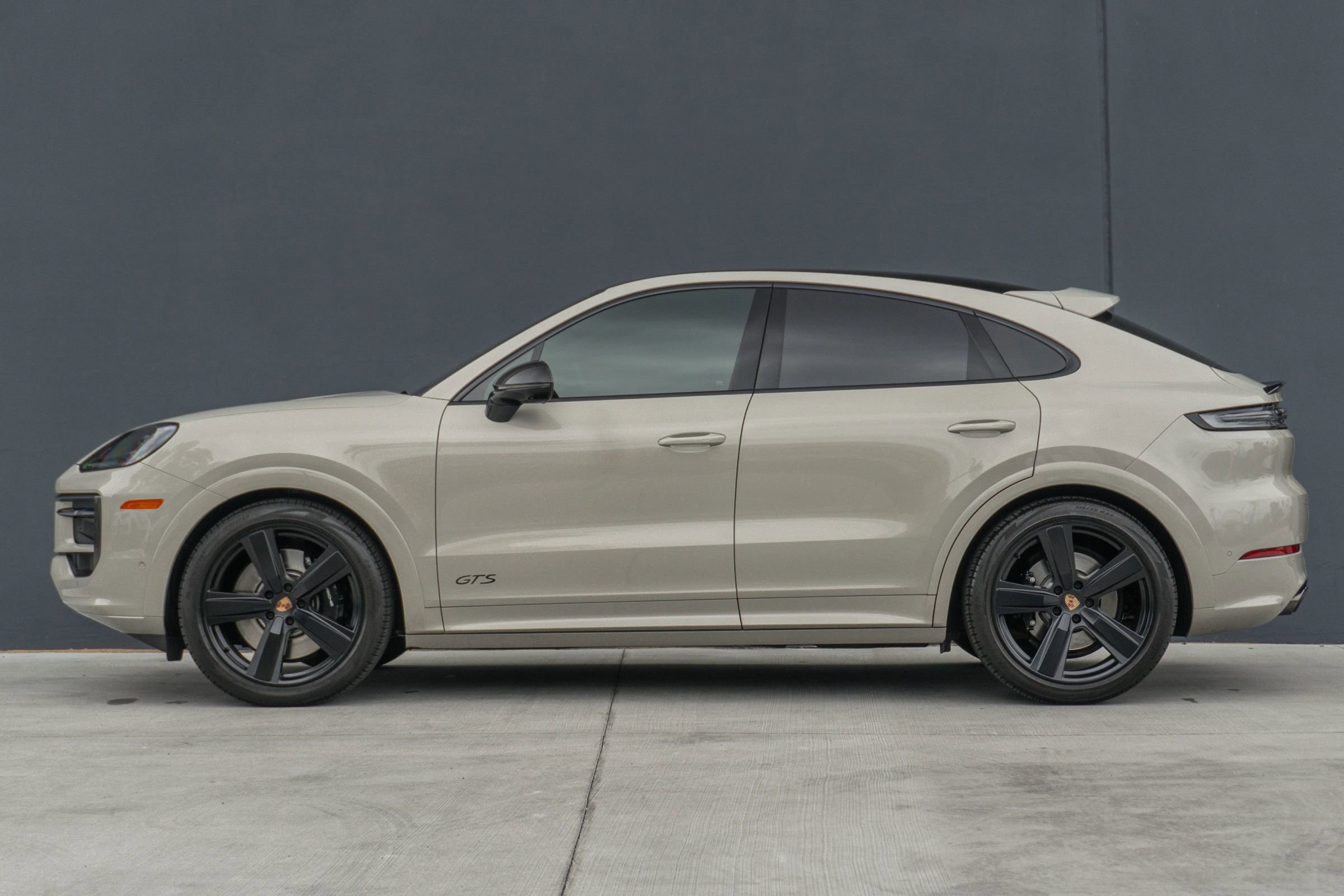 Used 2025 Porsche Cayenne GTS AWD/4WD image 2