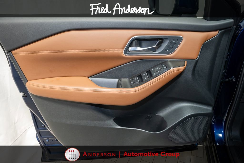 Used 2025 Nissan Rogue Platinum AWD/4WD image 13