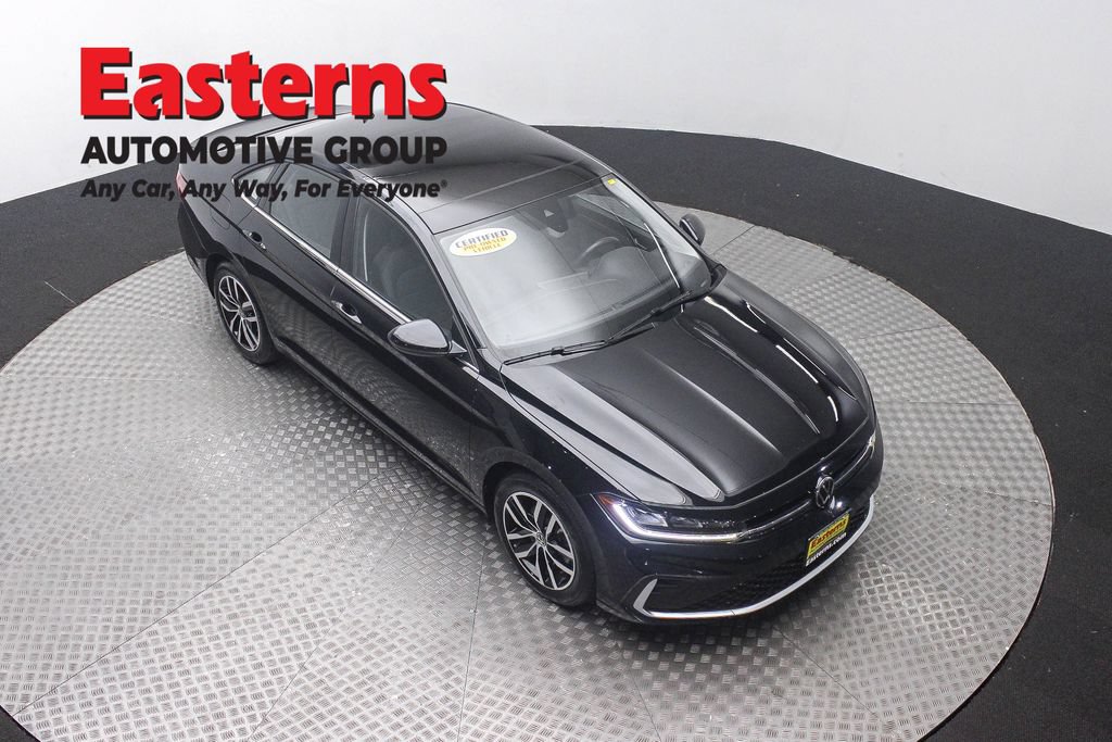 Used 2025 Volkswagen Jetta SE FWD image 3