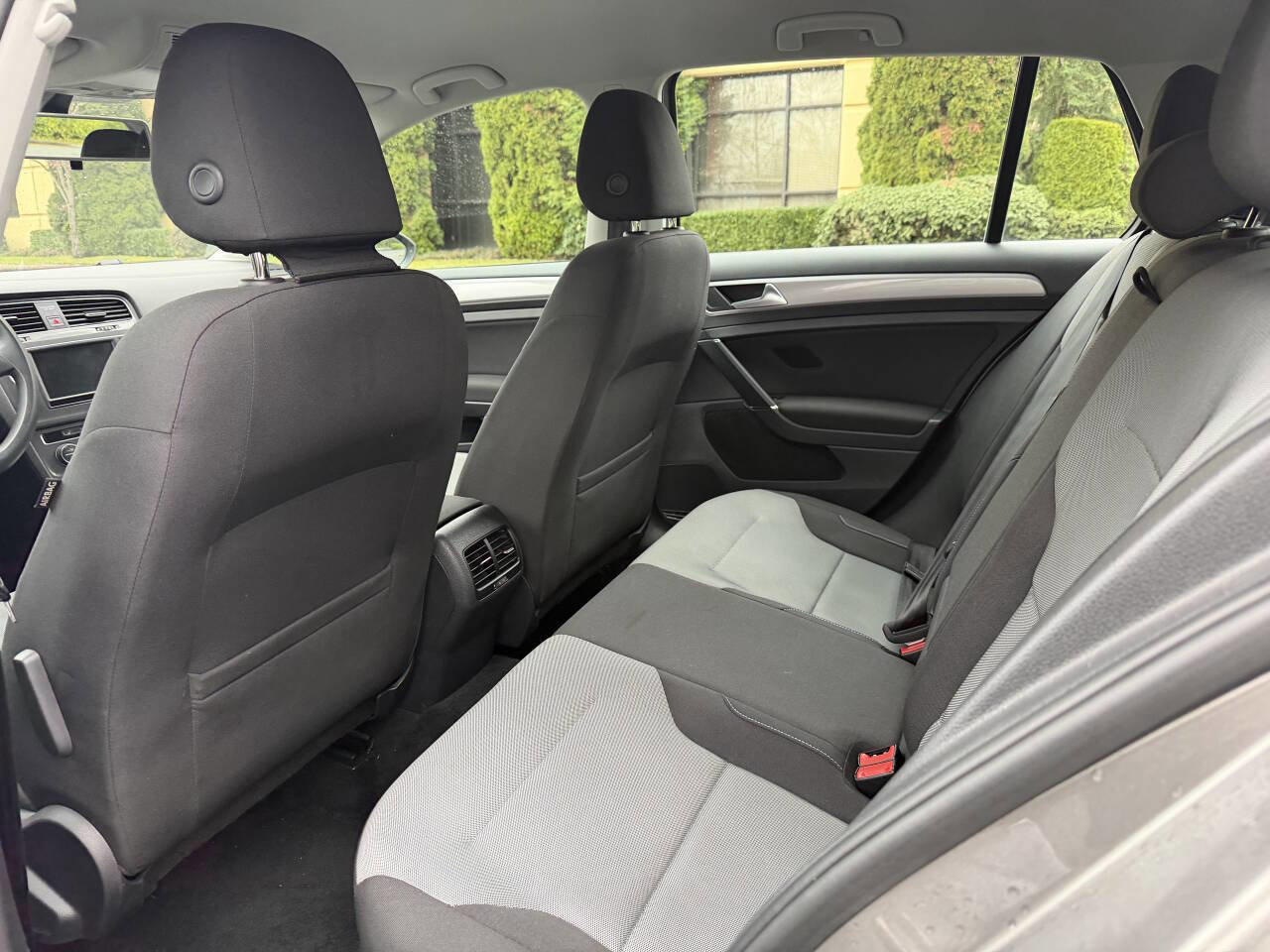 Used 2016 Volkswagen e-Golf SE image 22