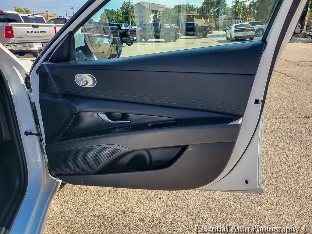 Used 2025 Hyundai Elantra SEL FWD image 29
