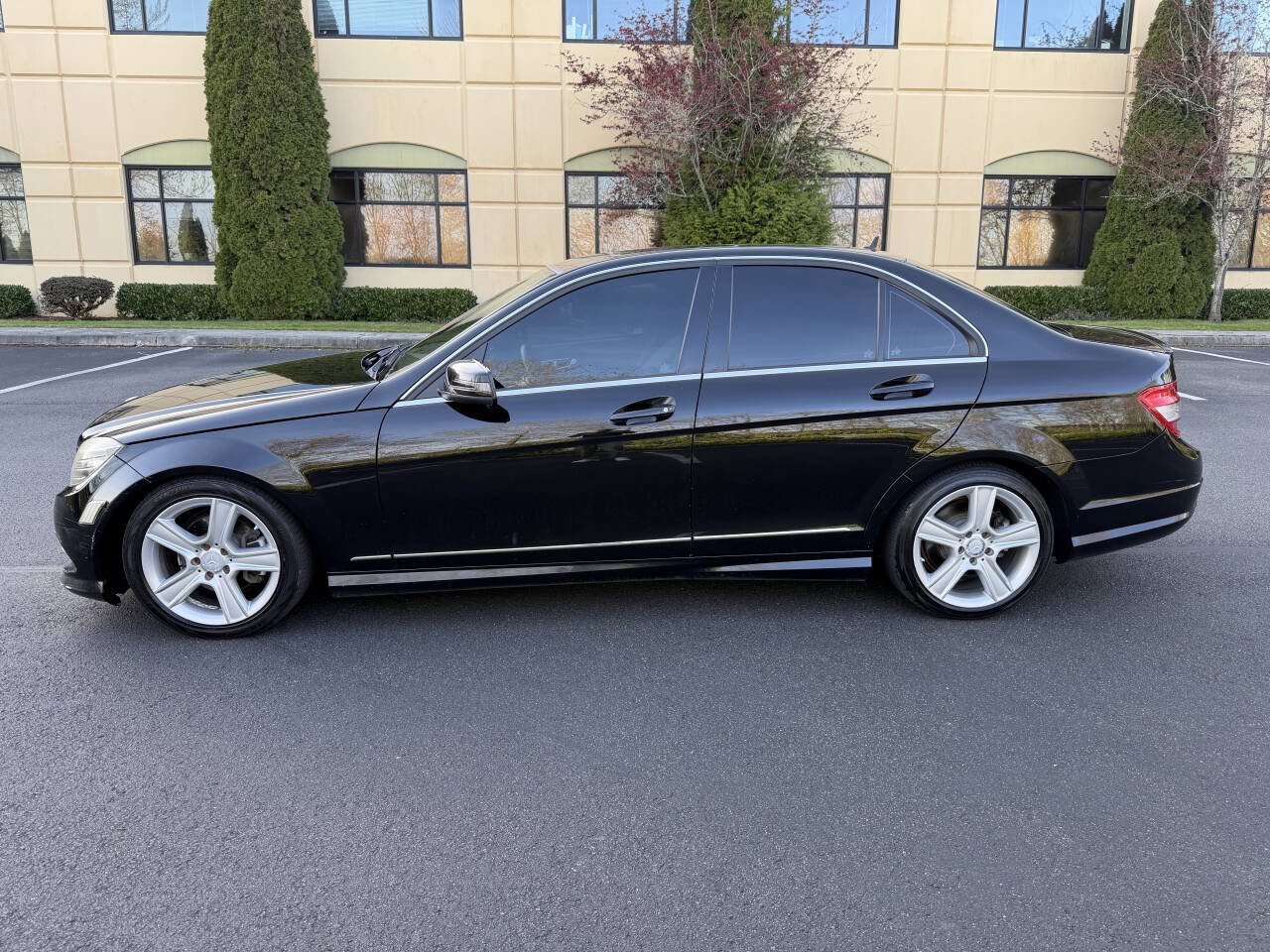 Used 2011 Mercedes-Benz C 300 4MATIC Sedan image 9