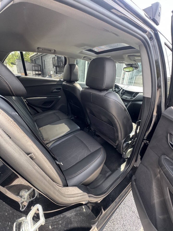 Used 2018 Chevrolet Trax LT w/ Sun & Sound Package AWD/4WD image 14