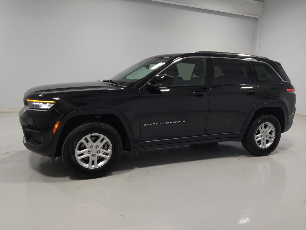 Used 2023 Jeep Grand Cherokee Laredo w/ Luxury Tech Group I AWD/4WD image 2