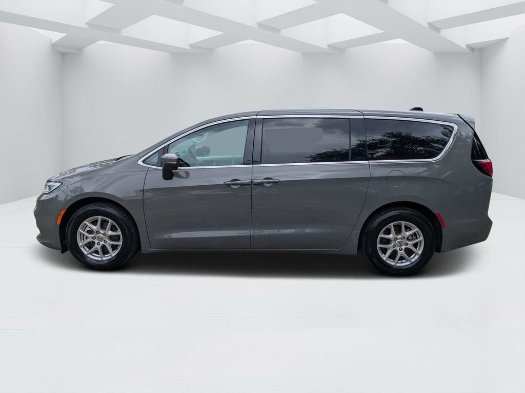 Used 2023 Chrysler Pacifica Touring-L FWD image 6