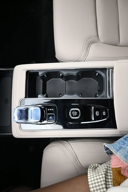New 2026 Volvo XC90 B6 Plus w/ Protection Package Premier AWD/4WD image 17