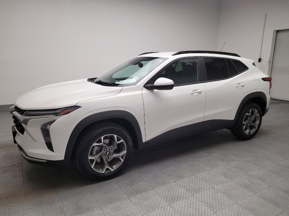 Used 2025 Chevrolet Trax LT FWD image 2