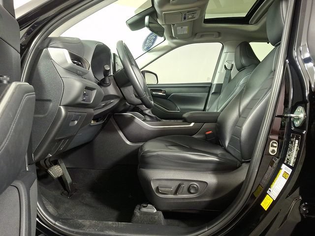 Used 2020 Toyota Highlander XLE AWD/4WD image 16