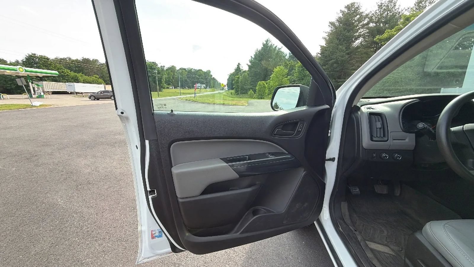 Used 2018 Chevrolet Colorado W/T AWD/4WD image 16