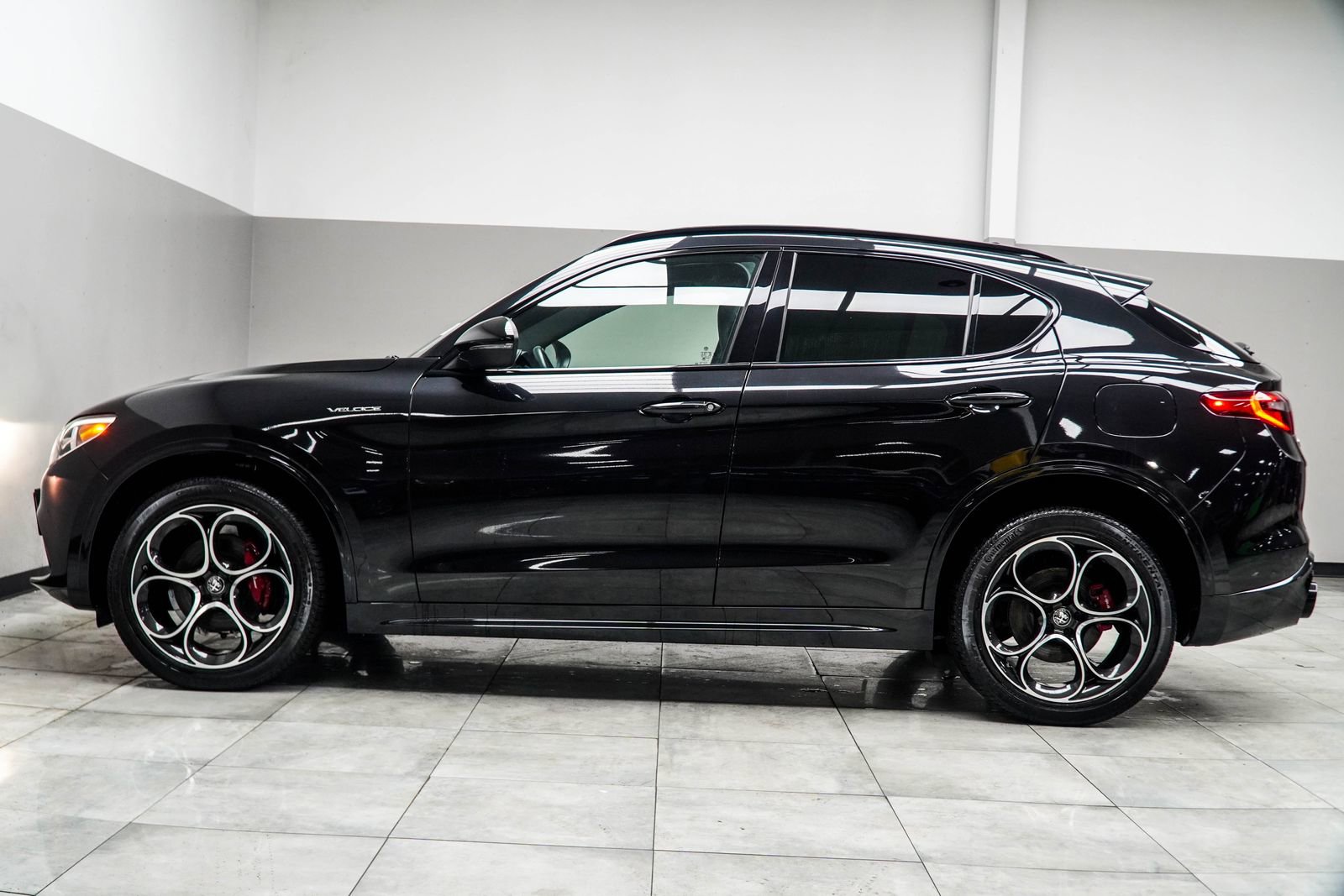 Used 2023 Alfa Romeo Stelvio Veloce AWD/4WD image 10