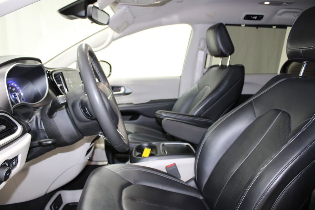 Used 2024 Chrysler Pacifica Touring-L image 16