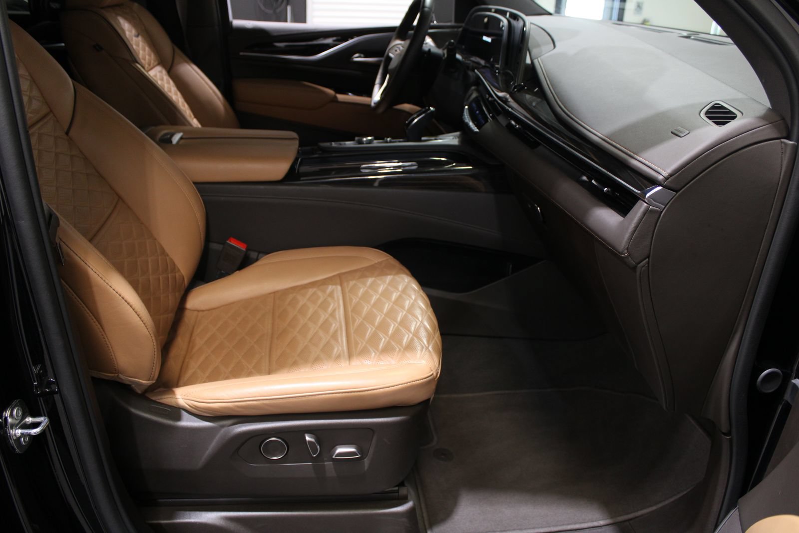 Used 2023 Cadillac Escalade ESV Premium Luxury w/ Performance Package AWD/4WD image 24