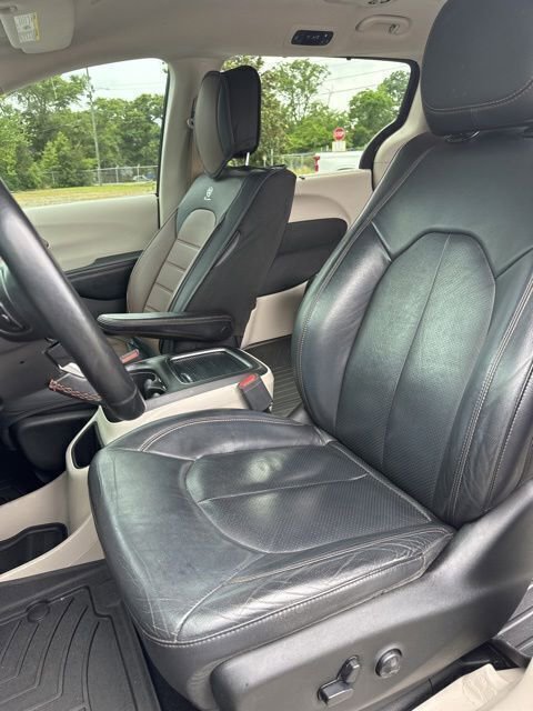Used 2018 Chrysler Pacifica Touring-L Plus w/ Tire & Wheel Group FWD image 7
