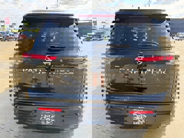 Used 2023 Nissan Pathfinder S image 4