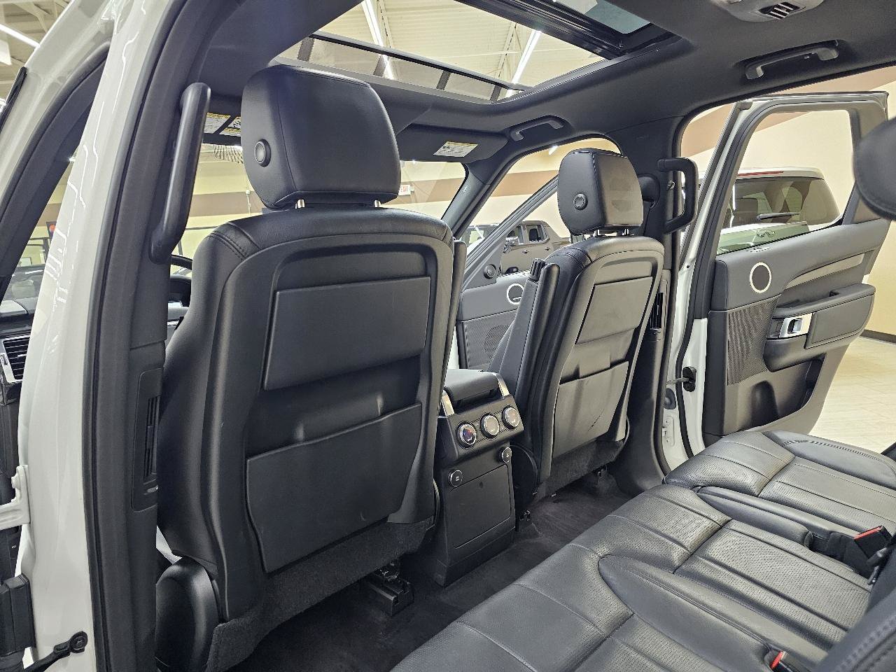 Used 2018 Land Rover Discovery HSE AWD/4WD image 27