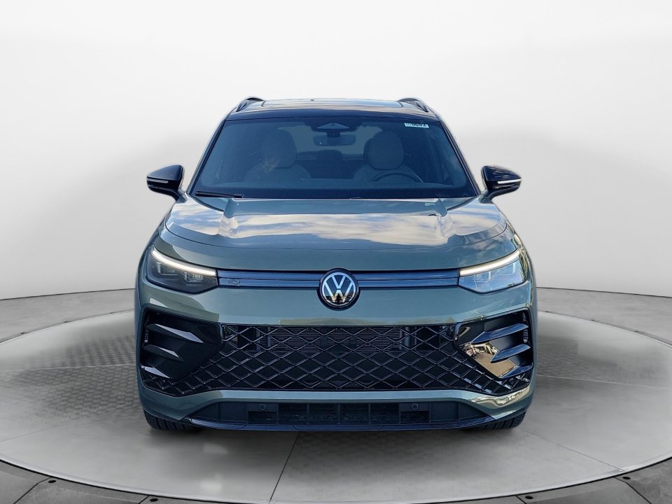 New 2026 Volkswagen Tiguan SE R-Line FWD image 2