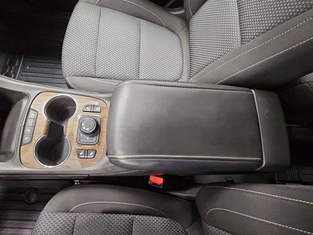 Used 2022 GMC Acadia SLE w/ Driver Convenience Package FWD image 22