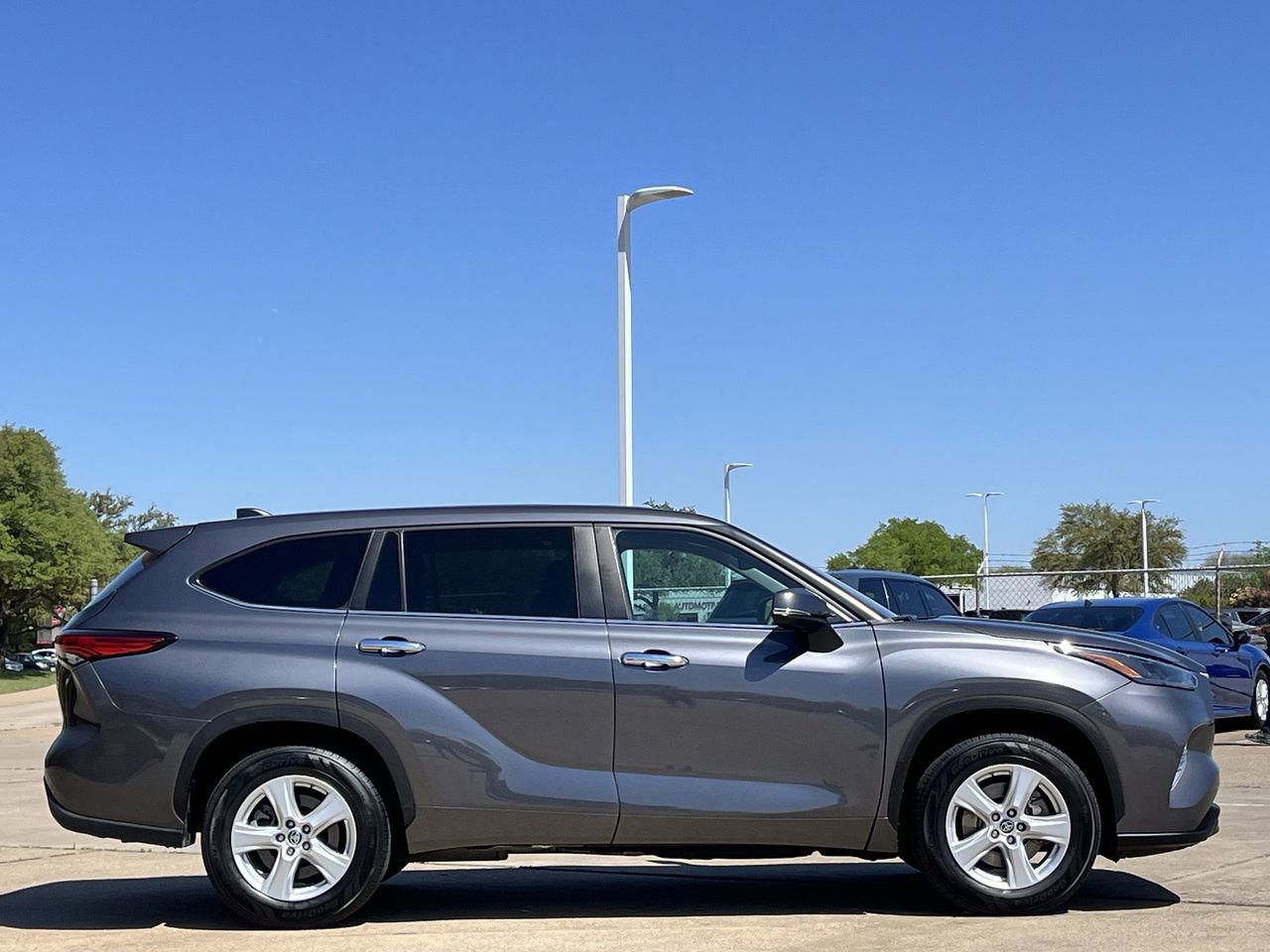Used 2023 Toyota Highlander LE image 3