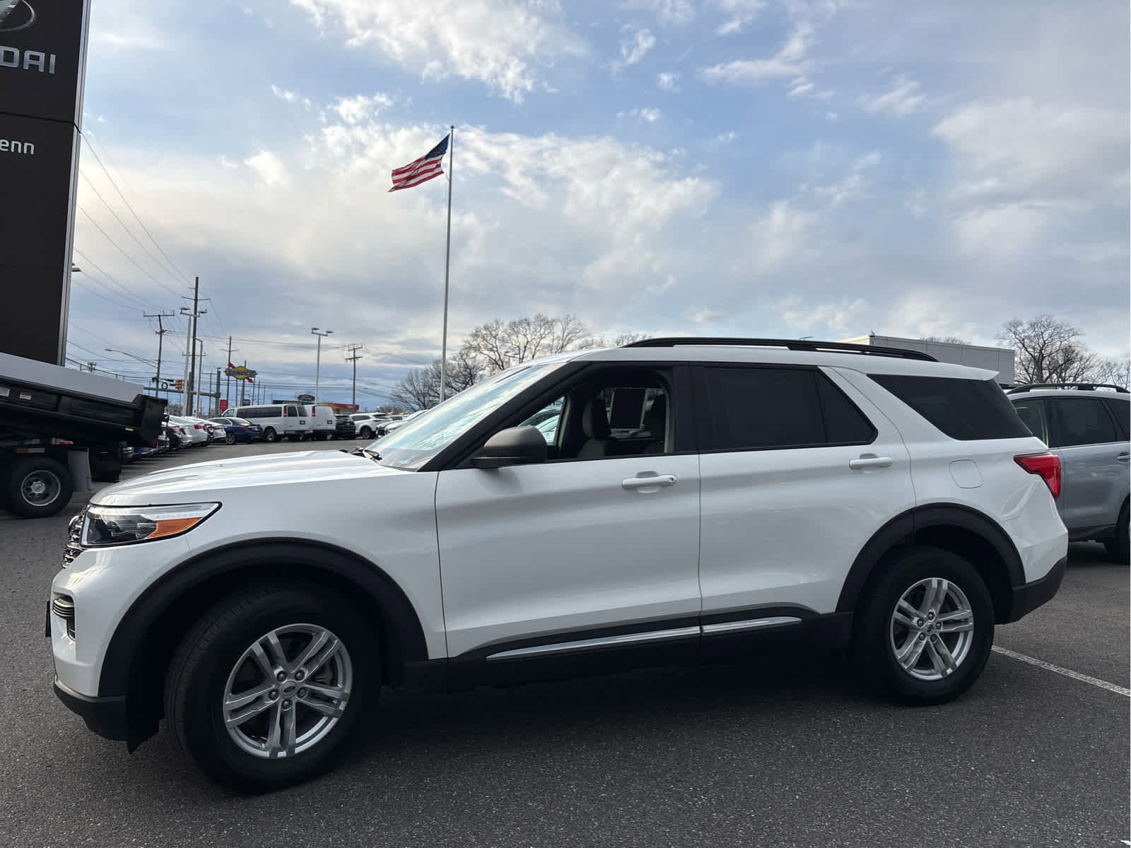 Used 2023 Ford Explorer XLT image 6
