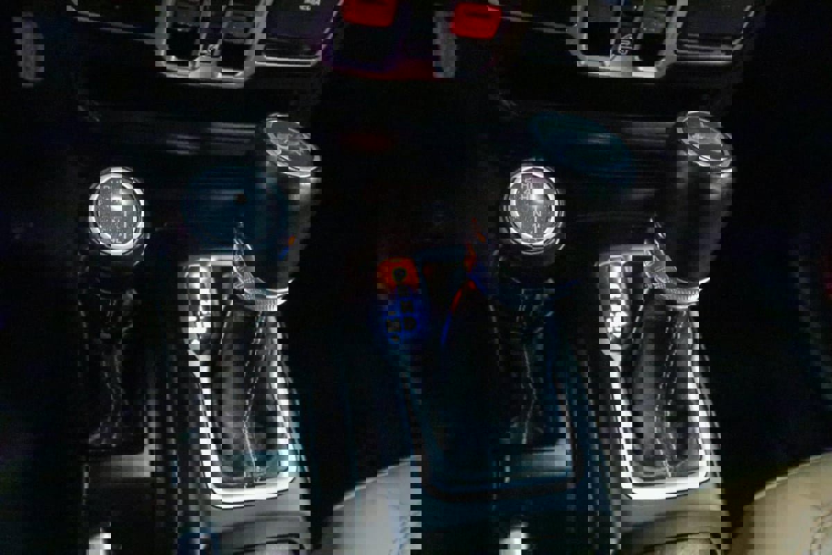 Used 2018 Jeep Wrangler Unlimited Sahara w/ Cold Weather Group image 21