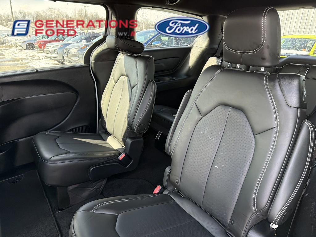 Used 2025 Chrysler Voyager LX FWD image 11