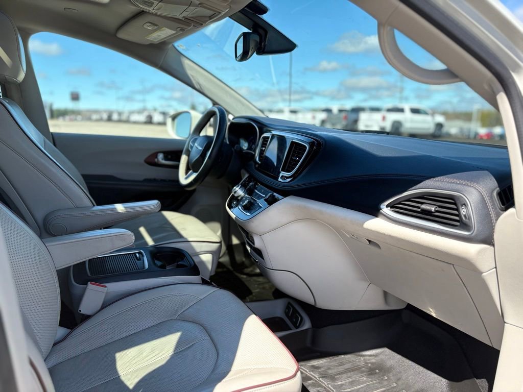 Used 2017 Chrysler Pacifica Limited w/ UConnect Theater Package image 25