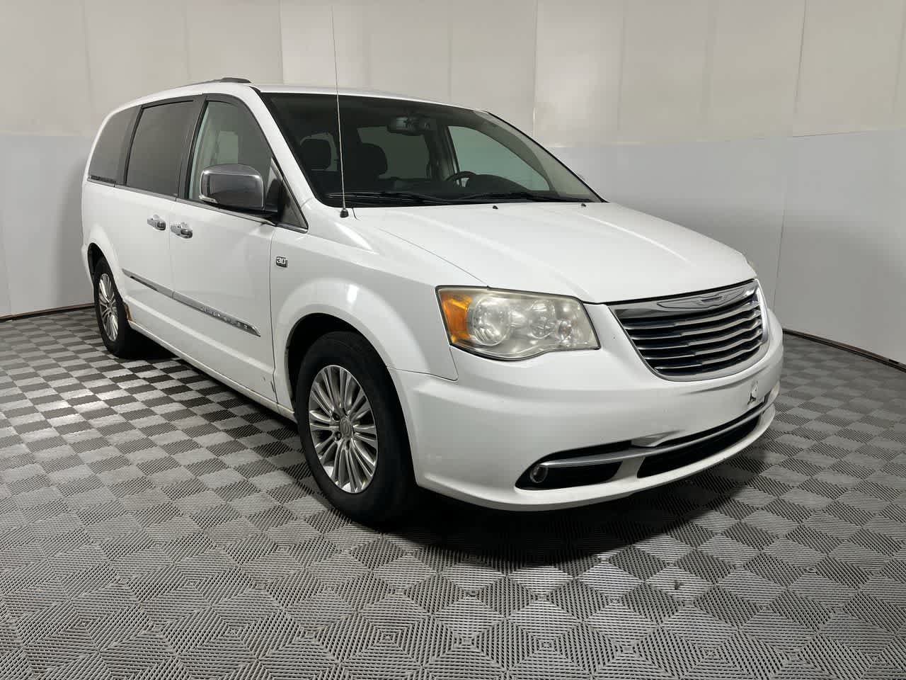 Used 2014 Chrysler Town & Country Touring-L FWD image 2