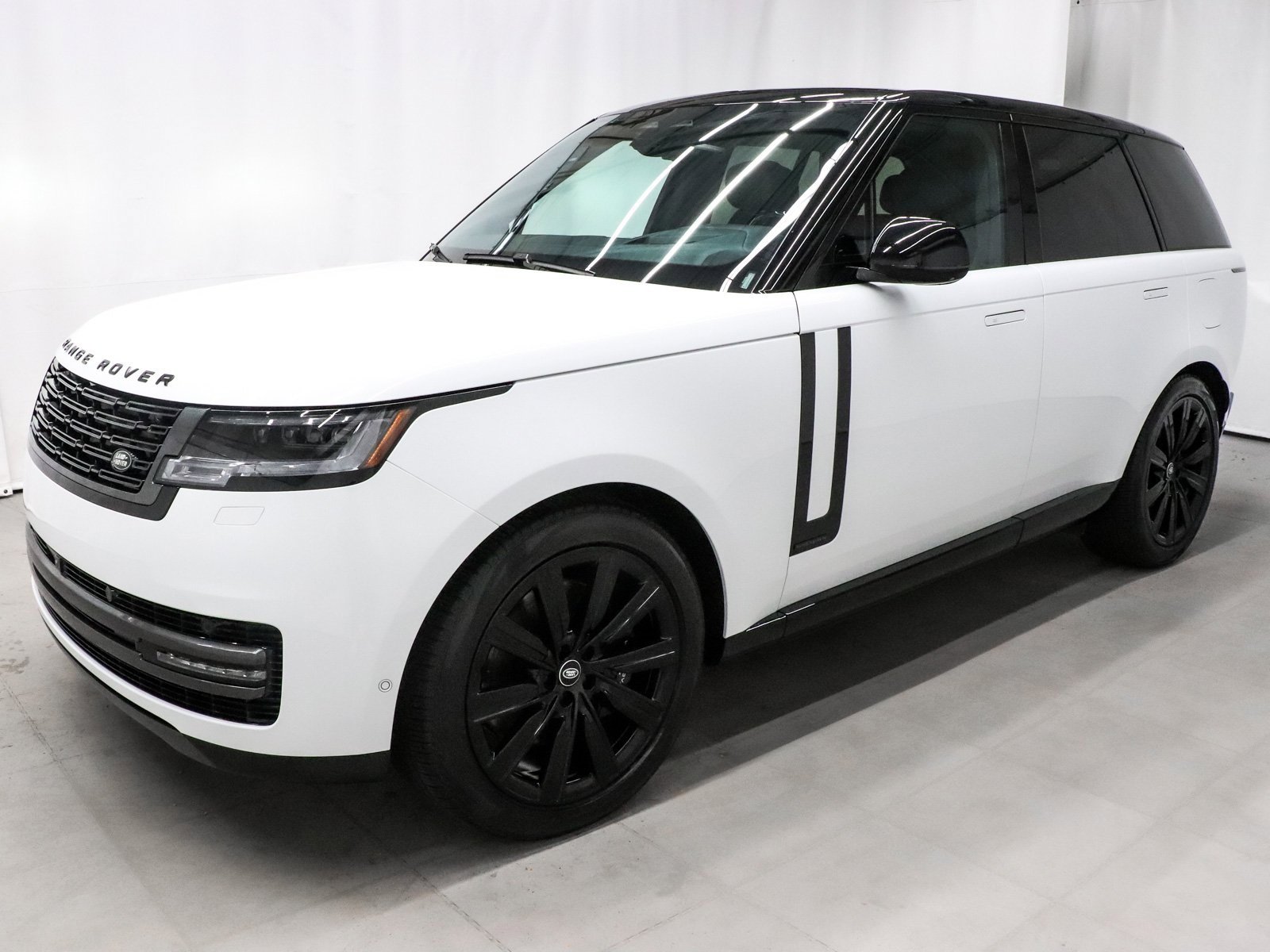 Used 2024 Land Rover Range Rover Autobiography image 3