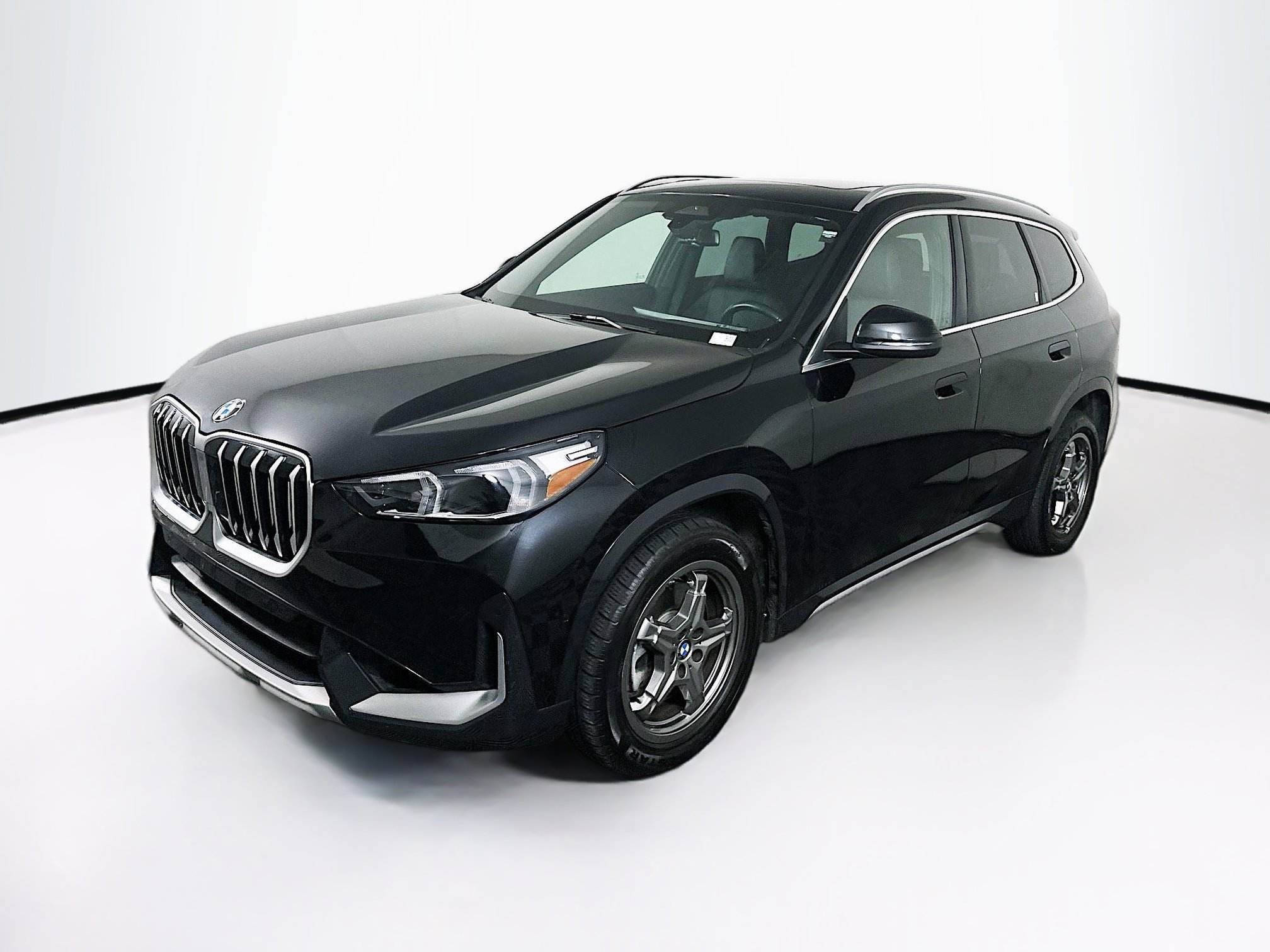 Used 2025 BMW X1 xDrive28i AWD/4WD image 3