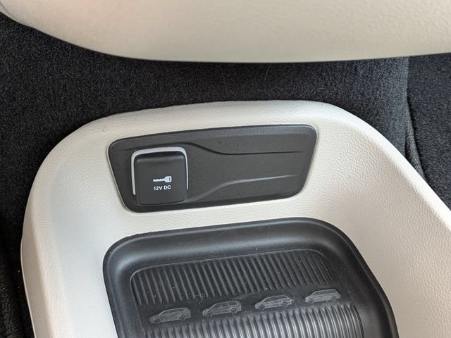 Used 2024 Chrysler Pacifica Touring-L AWD/4WD image 27